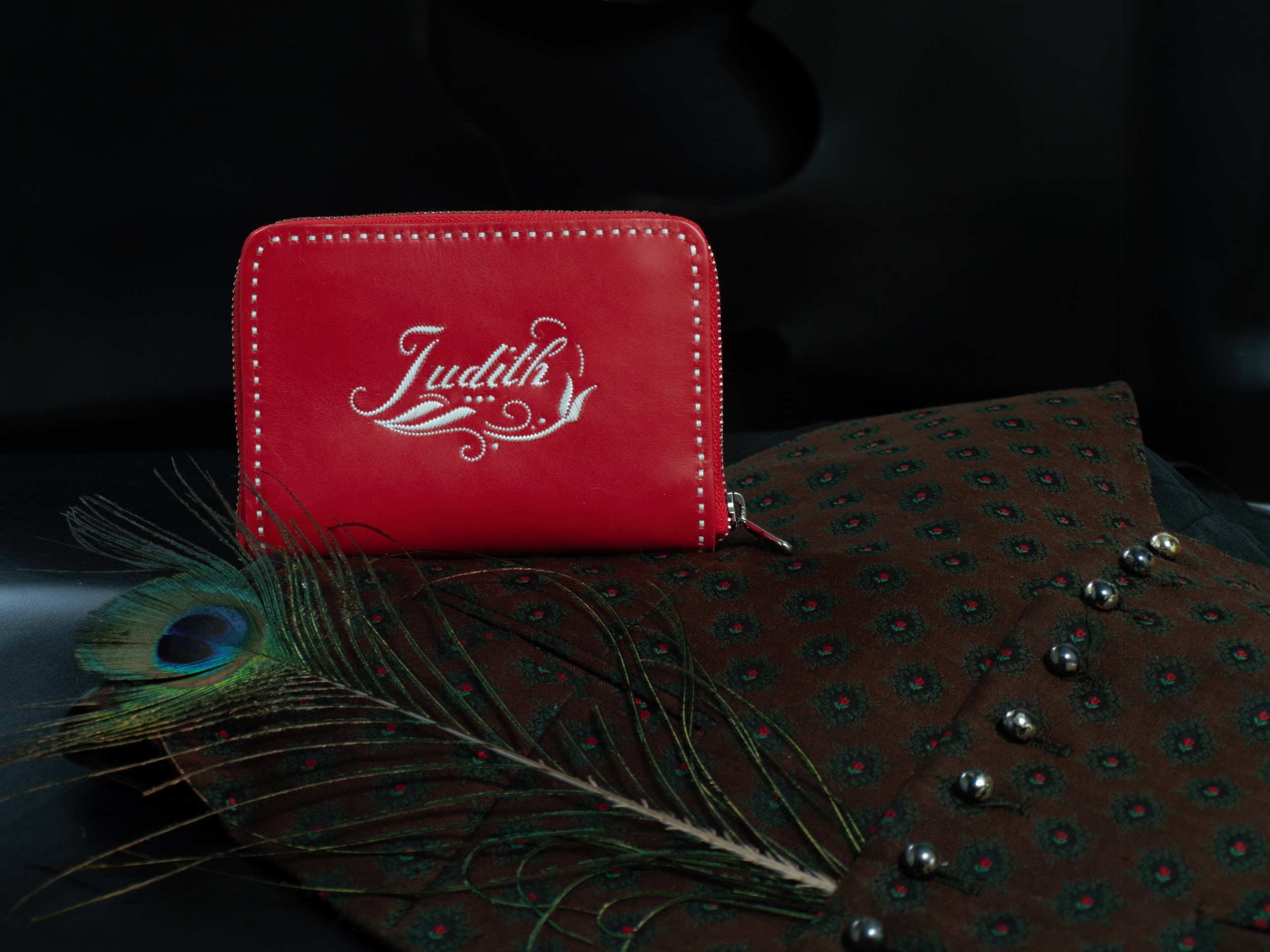 Modell "Annerl" mit Namen und Muster auf rotem Leder