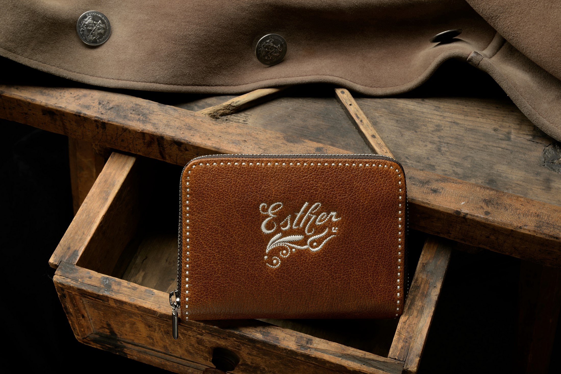 Modell "Annerl" mit Namen & Muster auf braunem Leder