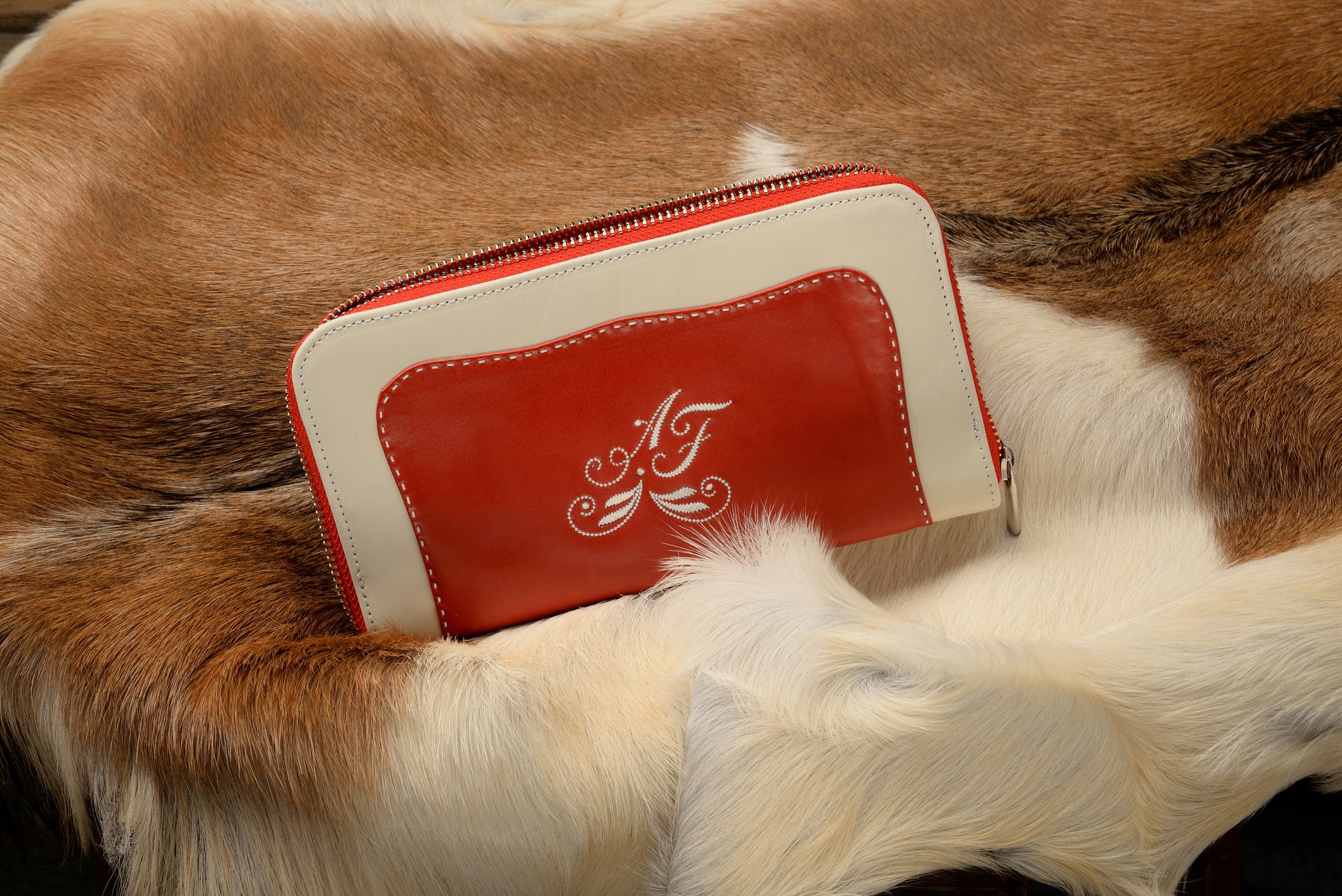 04 Modell "Anna" mit Initialen und rot-weißem Leder