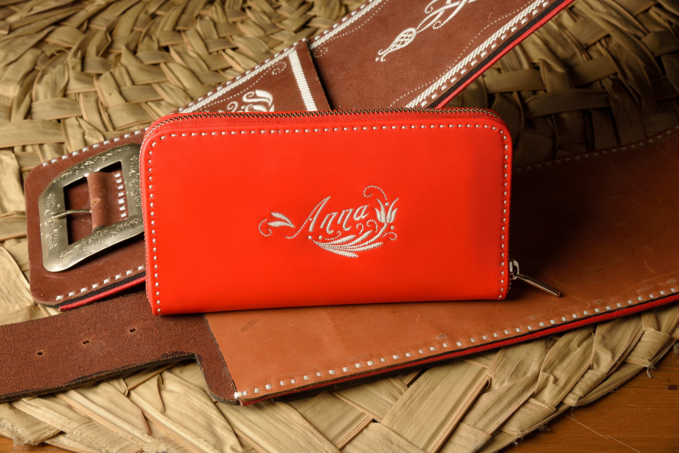 03 Modell "Anna" mit Namen auf rotem Leder und viel Muster