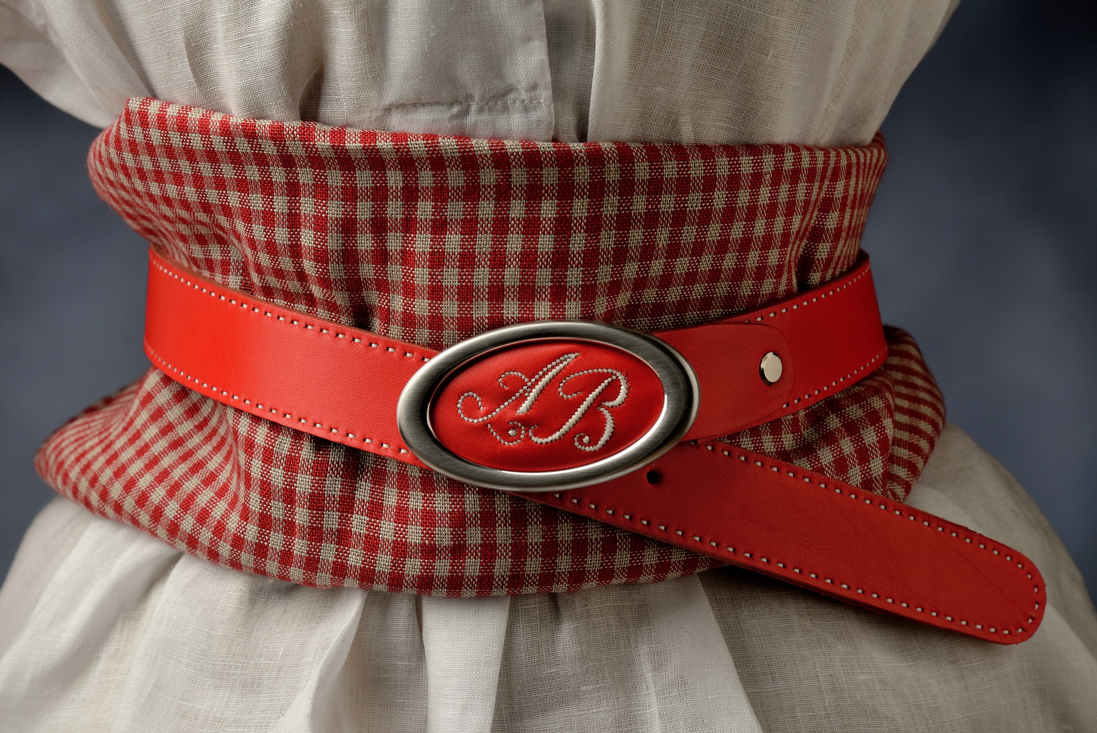 Damengürtel mit rotem Leder und Initialen