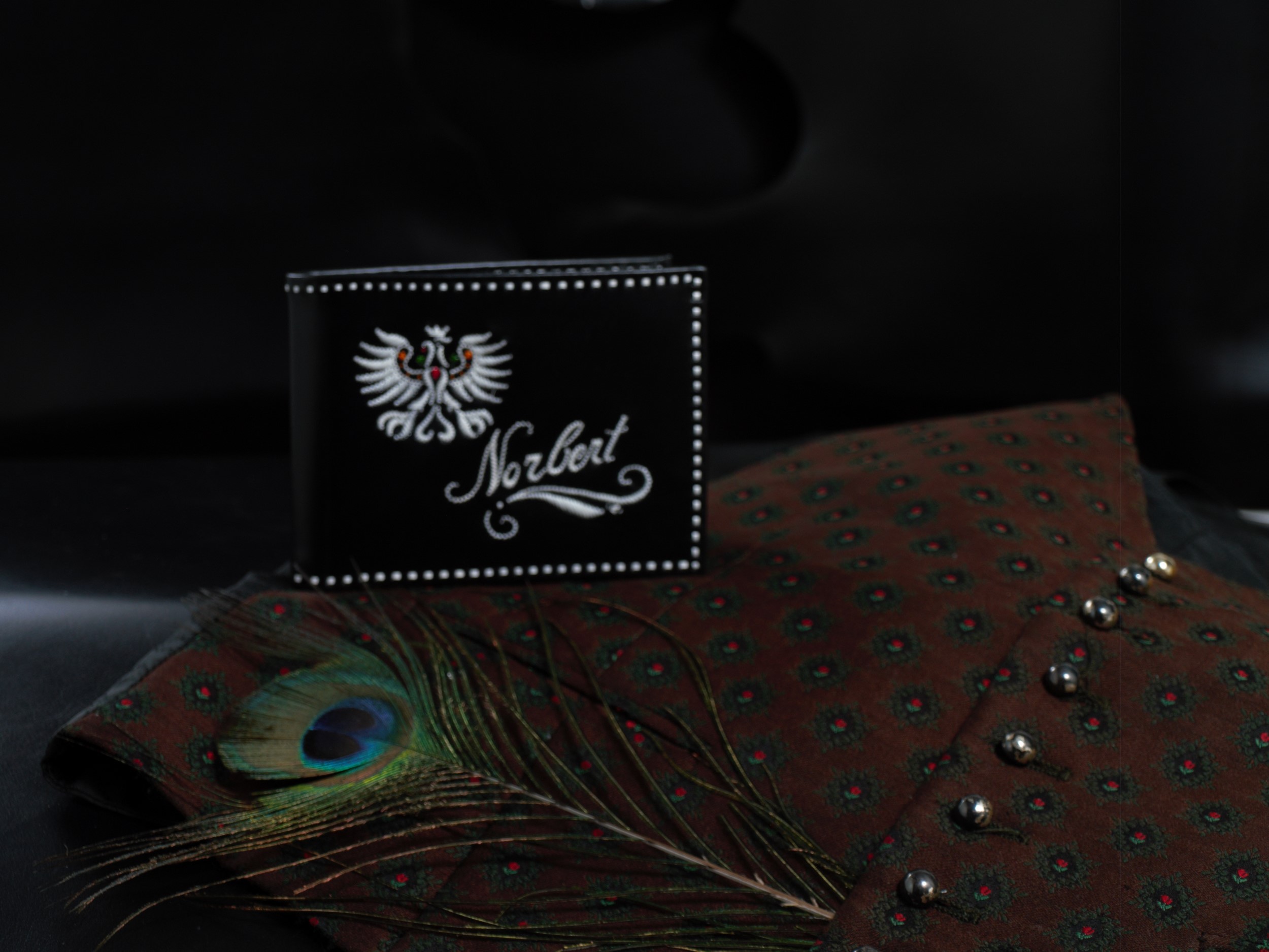 07 - Modell "Lois" mit Schriftzug und Adler