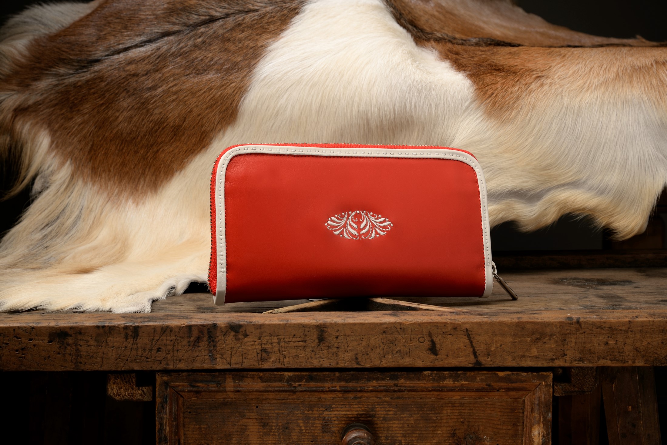 07 Modell "Anna" mit Ornament in rotem Leder und Border