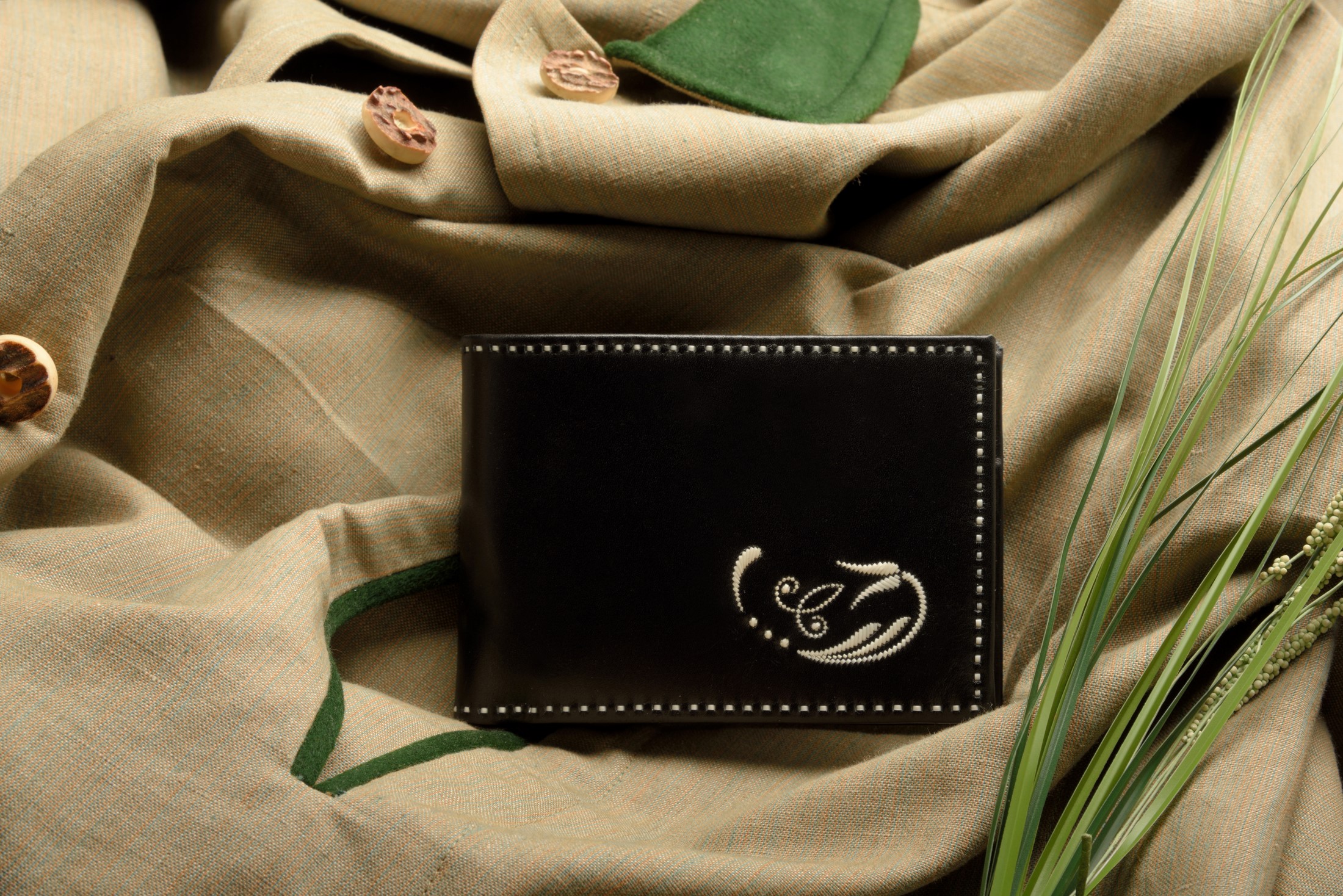 13 - Modell "Lois" mit Blumenverzierung