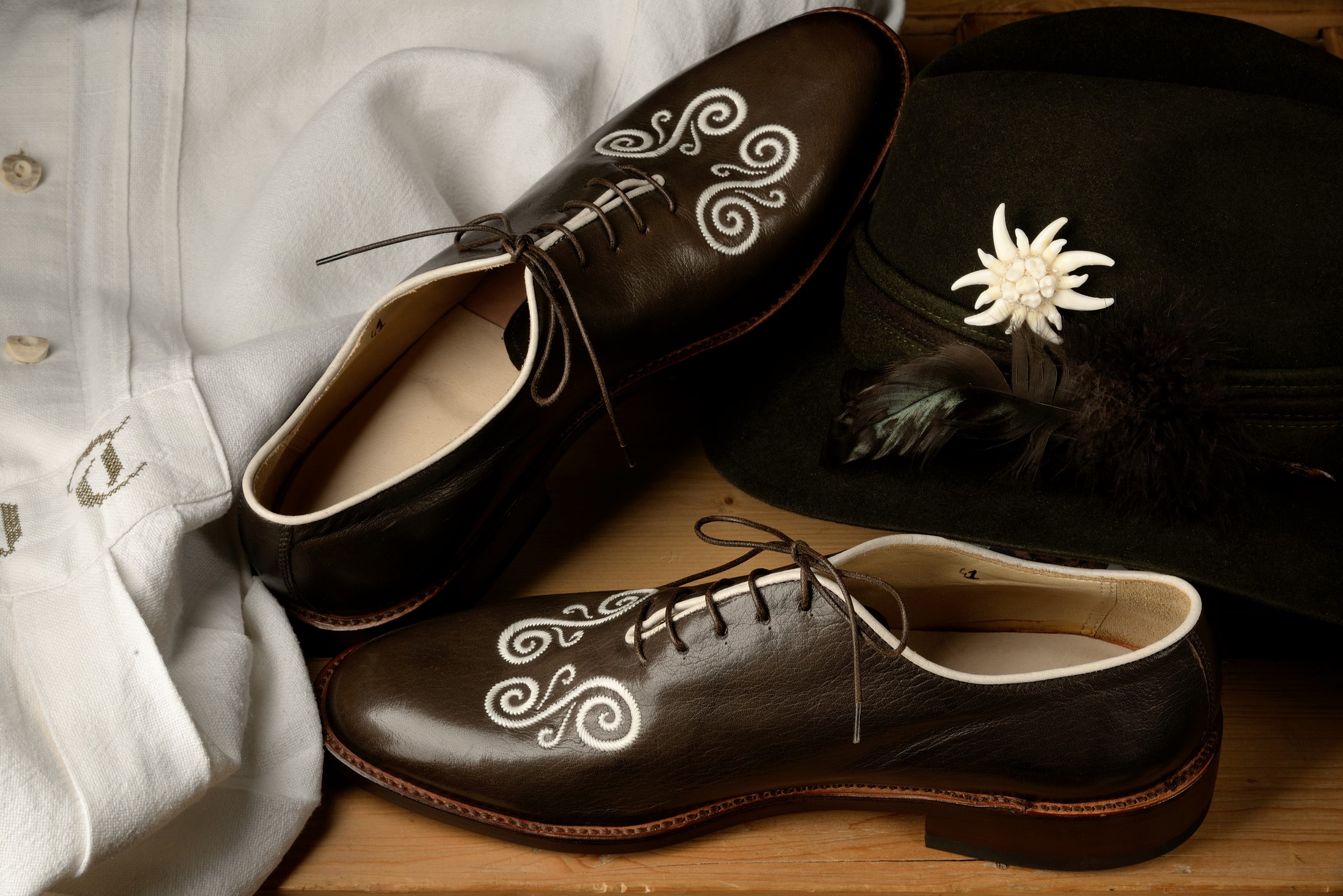 07 Eleganter Lederschuh mit Federkielstickerei