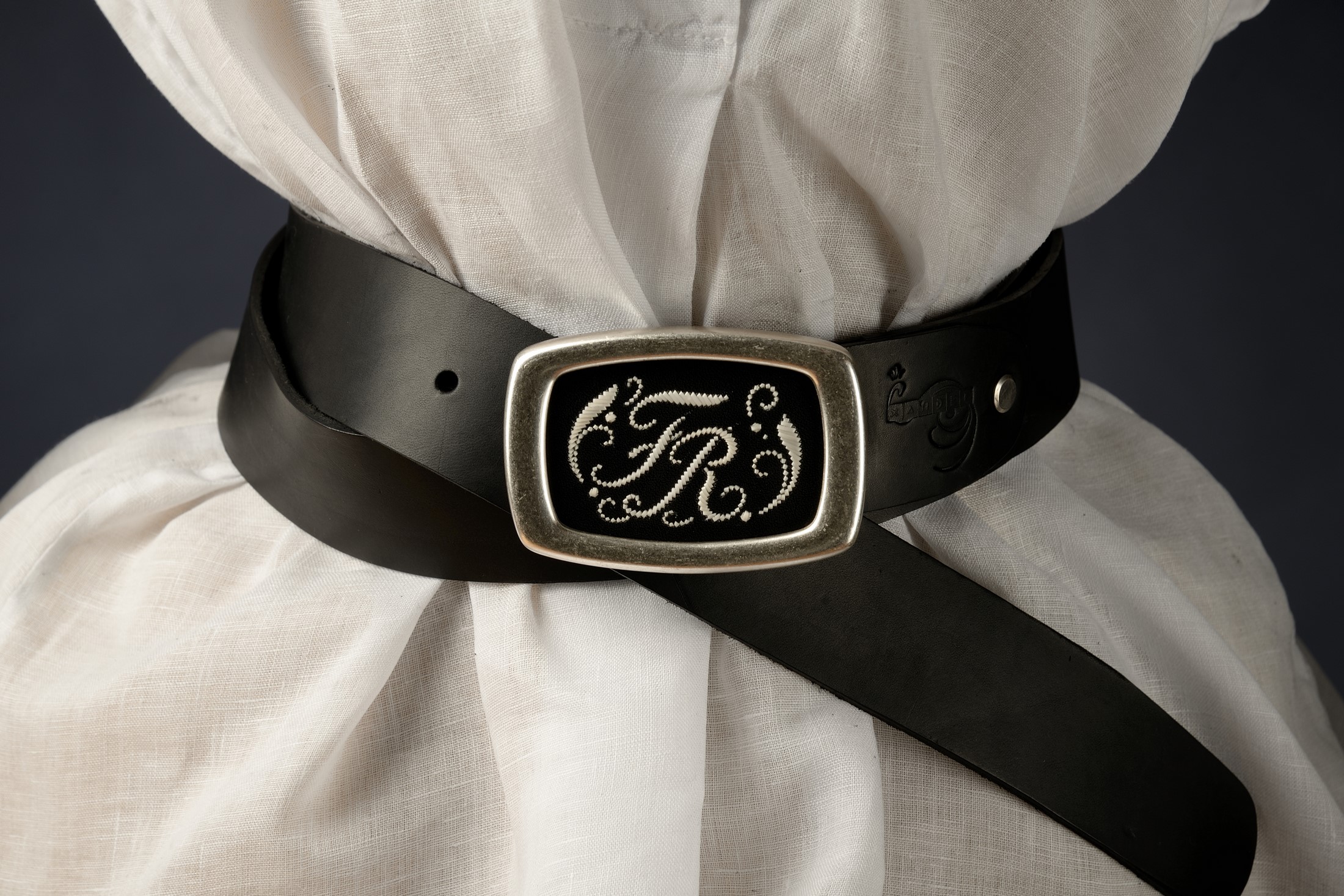 07 Herren Hosengürtel mit Initialen in Schildschnalle