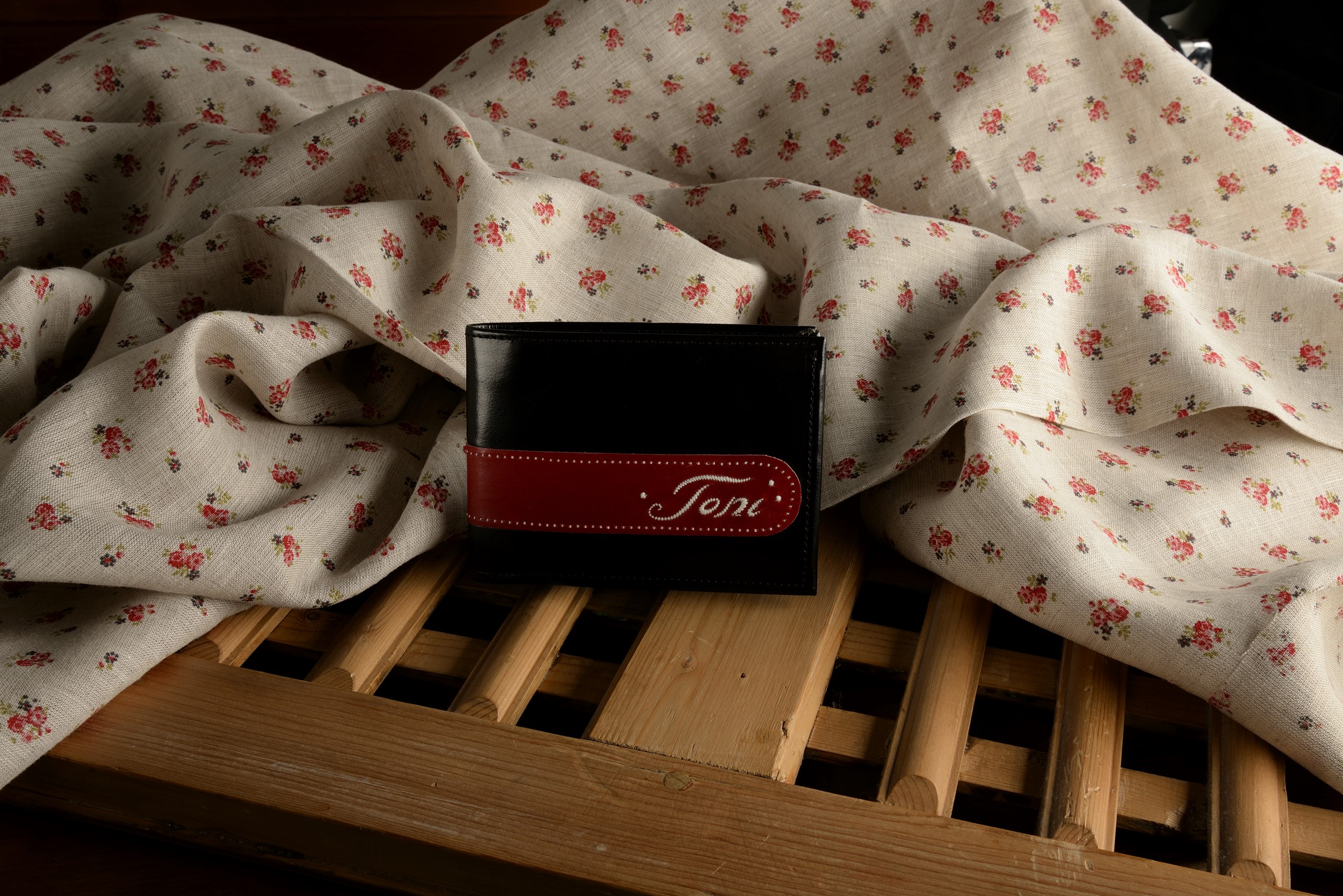 12 - Modell "Lois" auf rotem Border  bzw.  Streifen